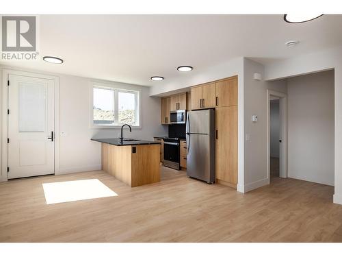 709 Carleton Street, Kelowna, BC - Indoor Photo Showing Kitchen