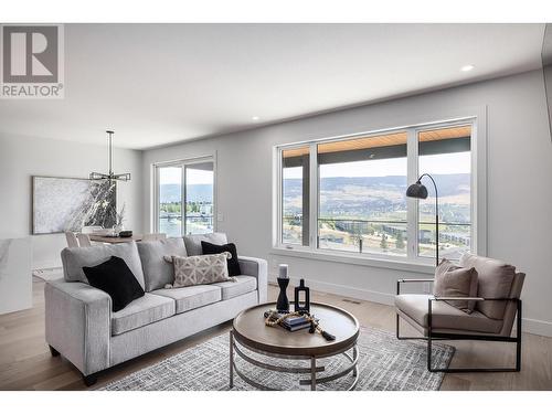 709 Carleton Street, Kelowna, BC - Indoor Photo Showing Living Room