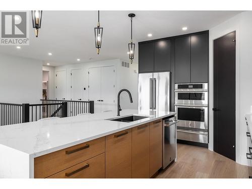 709 Carleton Street, Kelowna, BC - Indoor Photo Showing Kitchen With Upgraded Kitchen