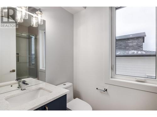 789 Carleton Street, Kelowna, BC - Indoor Photo Showing Bathroom