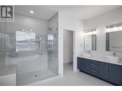 ensuite - 789 Carleton Street, Kelowna, BC - Indoor Photo Showing Bathroom