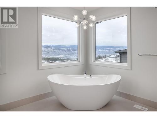 ensuite - 789 Carleton Street, Kelowna, BC - Indoor Photo Showing Bathroom