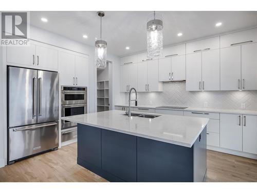 789 Carleton Street, Kelowna, BC - Indoor Photo Showing Kitchen With Double Sink With Upgraded Kitchen