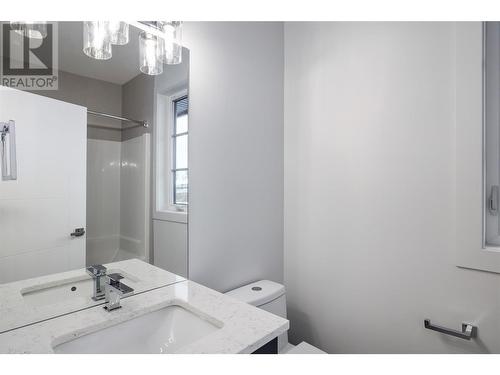 upstairs bath - 789 Carleton Street, Kelowna, BC - Indoor Photo Showing Bathroom