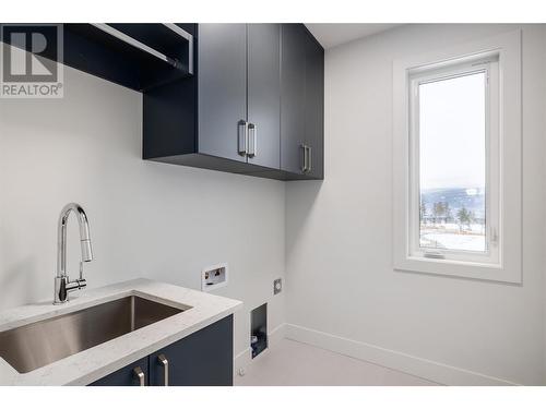 789 Carleton Street, Kelowna, BC - Indoor Photo Showing Kitchen