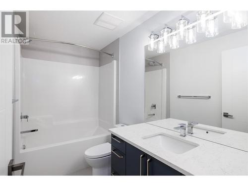 789 Carleton Street, Kelowna, BC - Indoor Photo Showing Bathroom