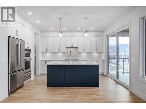 789 Carleton Street, Kelowna, BC - Indoor Photo Showing Kitchen With Upgraded Kitchen