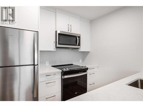 Suite Kitchen - 789 Carleton Street, Kelowna, BC - Indoor Photo Showing Kitchen With Upgraded Kitchen