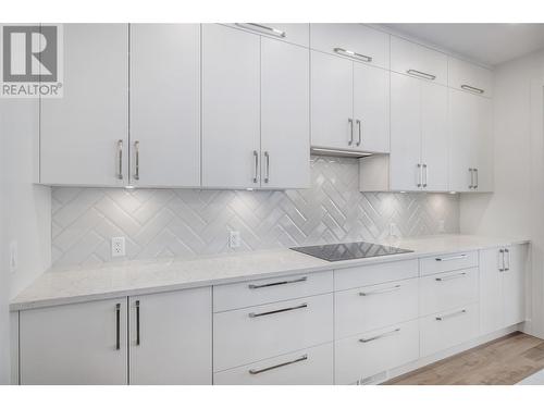 789 Carleton Street, Kelowna, BC - Indoor Photo Showing Kitchen