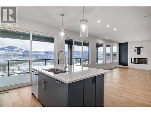 789 Carleton Street, Kelowna, BC - Indoor Photo Showing Kitchen With Double Sink With Upgraded Kitchen