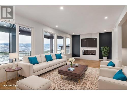 789 Carleton Street, Kelowna, BC - Indoor Photo Showing Living Room With Fireplace