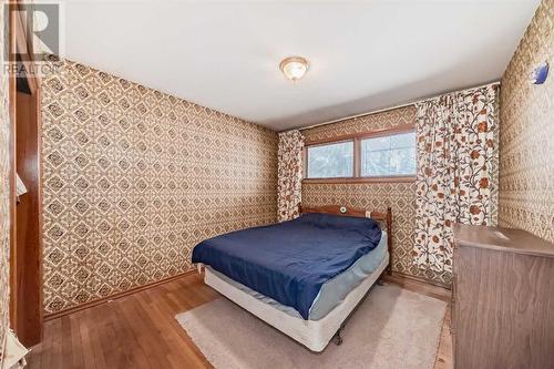 2622 42 Street Se, Calgary, AB - Indoor Photo Showing Bedroom