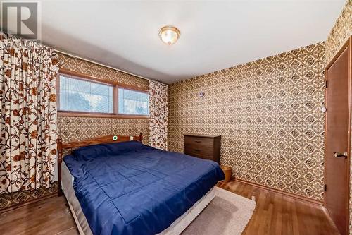 2622 42 Street Se, Calgary, AB - Indoor Photo Showing Bedroom