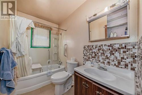 2622 42 Street Se, Calgary, AB - Indoor Photo Showing Bathroom