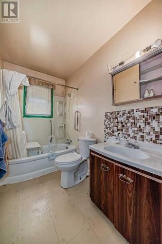 2622 42 Street Se, Calgary, AB - Indoor Photo Showing Bathroom