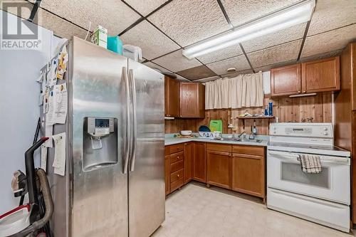 2622 42 Street Se, Calgary, AB - Indoor Photo Showing Kitchen With Double Sink