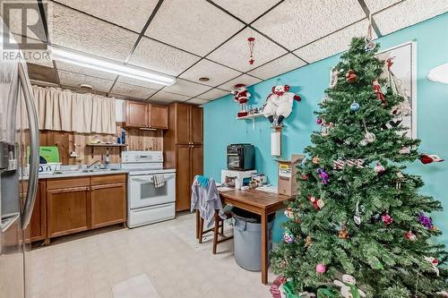 2622 42 Street Se, Calgary, AB - Indoor Photo Showing Kitchen