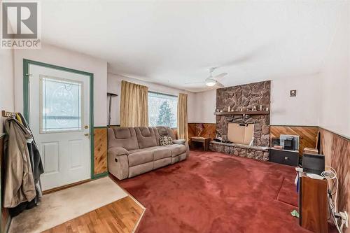 2622 42 Street Se, Calgary, AB - Indoor Photo Showing Living Room