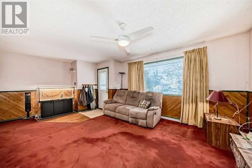 2622 42 Street Se, Calgary, AB - Indoor Photo Showing Living Room