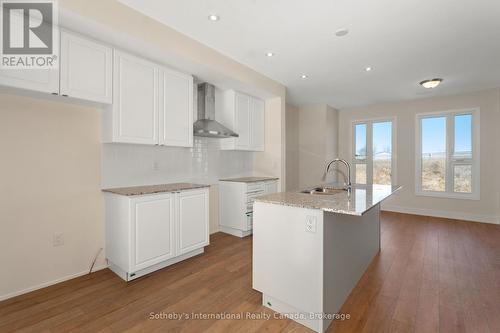 19 Mariner'S Pier Way, Orillia, ON - Indoor Photo Showing Kitchen With Upgraded Kitchen