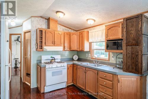 30 - 10 Winfield Drive, Tay (Victoria Harbour), ON - Indoor Photo Showing Kitchen With Double Sink