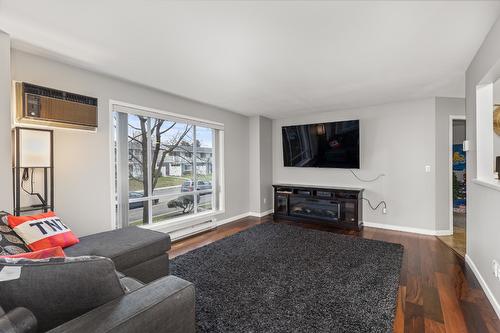 111-727 Houghton Road, Kelowna, BC - Indoor Photo Showing Living Room