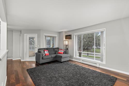 111-727 Houghton Road, Kelowna, BC - Indoor Photo Showing Living Room