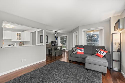 111-727 Houghton Road, Kelowna, BC - Indoor Photo Showing Living Room