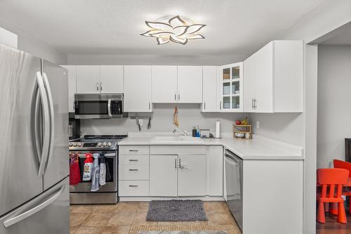 111-727 Houghton Road, Kelowna, BC - Indoor Photo Showing Kitchen