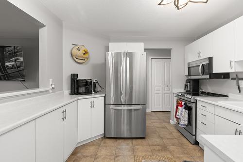 111-727 Houghton Road, Kelowna, BC - Indoor Photo Showing Kitchen