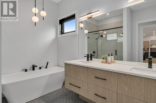 771 Carnoustie Drive, Kelowna, BC - Indoor Photo Showing Bathroom