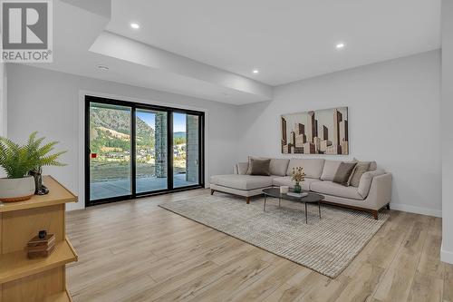 771 Carnoustie Drive, Kelowna, BC - Indoor Photo Showing Living Room