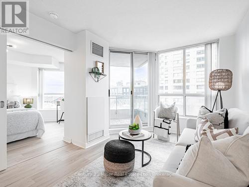 628 - 230 Queens Quay W, Toronto (Waterfront Communities), ON - Indoor Photo Showing Living Room