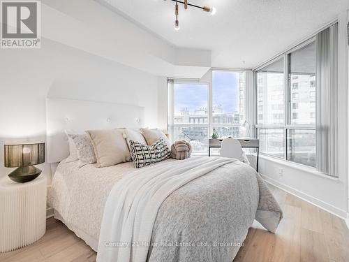 628 - 230 Queens Quay W, Toronto (Waterfront Communities), ON - Indoor Photo Showing Bedroom