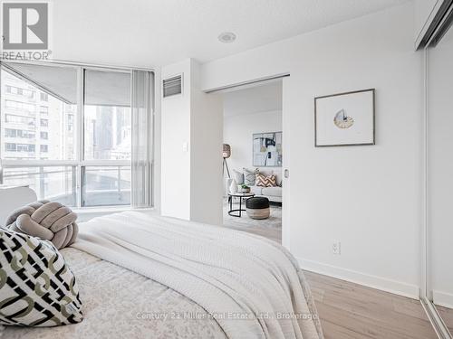 628 - 230 Queens Quay W, Toronto (Waterfront Communities), ON - Indoor Photo Showing Bedroom