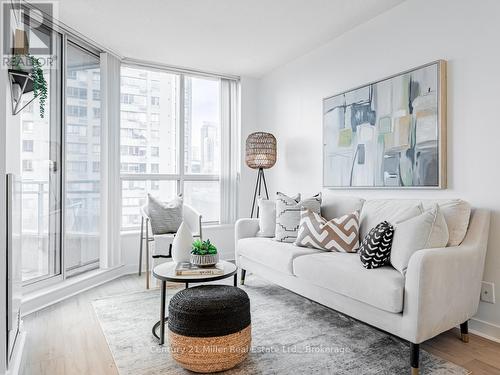 628 - 230 Queens Quay W, Toronto (Waterfront Communities), ON - Indoor Photo Showing Living Room