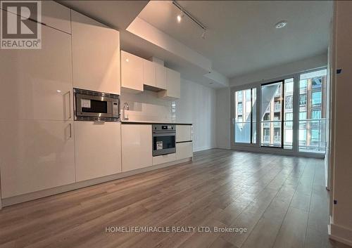 2421 - 234 Simcoe Street, Toronto, ON - Indoor Photo Showing Kitchen