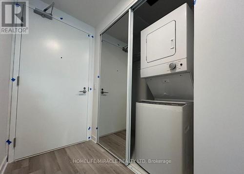 2421 - 234 Simcoe Street, Toronto, ON - Indoor Photo Showing Laundry Room