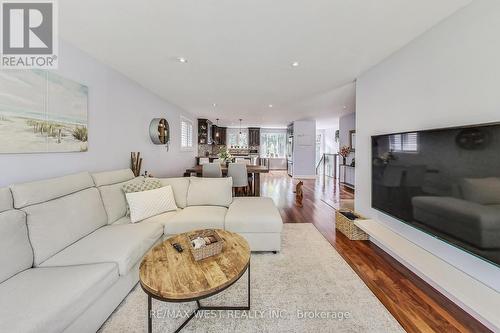 2262 Springfield Court, Mississauga, ON - Indoor Photo Showing Living Room