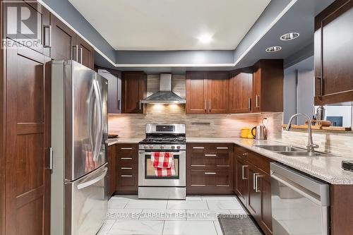 2386 Brookhurst Road, Mississauga, ON - Indoor Photo Showing Kitchen With Double Sink With Upgraded Kitchen