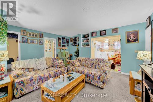 194 Furnival Road, West Elgin, ON - Indoor Photo Showing Living Room