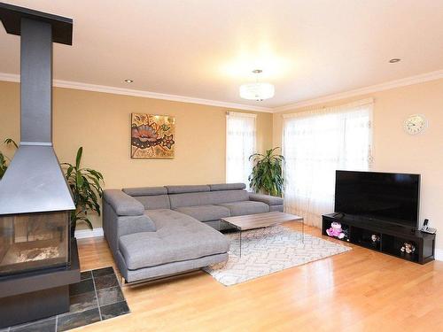 Living room - 7525 Rue Latouche, Brossard, QC - Indoor Photo Showing Living Room