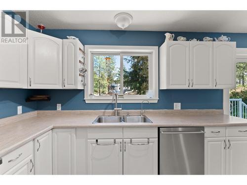 88 Hillcrest Way, Vernon, BC - Indoor Photo Showing Kitchen With Double Sink