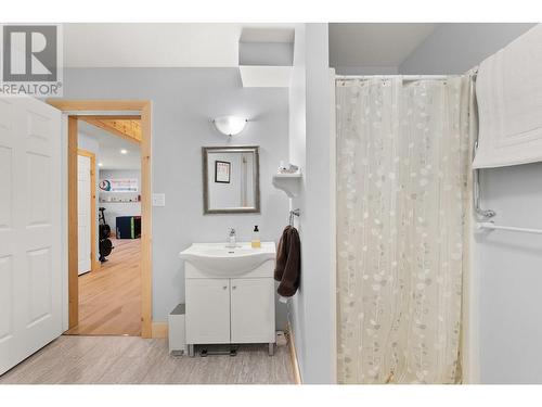 88 Hillcrest Way, Vernon, BC - Indoor Photo Showing Bathroom