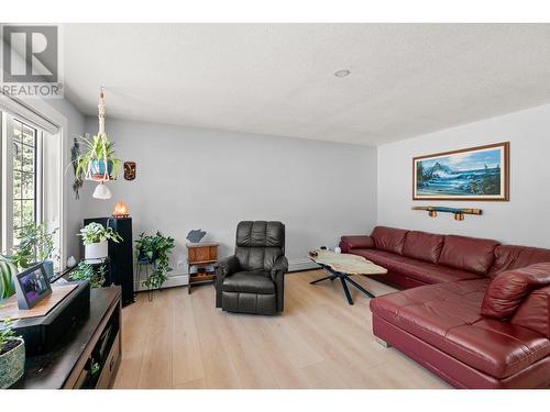 88 Hillcrest Way, Vernon, BC - Indoor Photo Showing Living Room