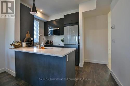 207 - 12 Beausoleil Lane, Blue Mountains (Blue Mountain Resort Area), ON - Indoor Photo Showing Kitchen With Upgraded Kitchen