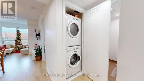 406 - 2220 Lake Shore Boulevard W, Toronto, ON - Indoor Photo Showing Laundry Room