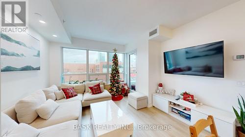 406 - 2220 Lake Shore Boulevard W, Toronto, ON - Indoor Photo Showing Living Room