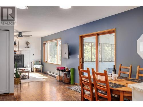 587 Mountain Drive, Vernon, BC - Indoor Photo Showing Dining Room