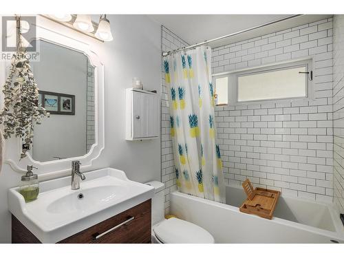 587 Mountain Drive, Vernon, BC - Indoor Photo Showing Bathroom